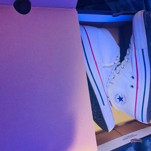 Chuck Taylor’s all star white converse COMES WITH THE BOX